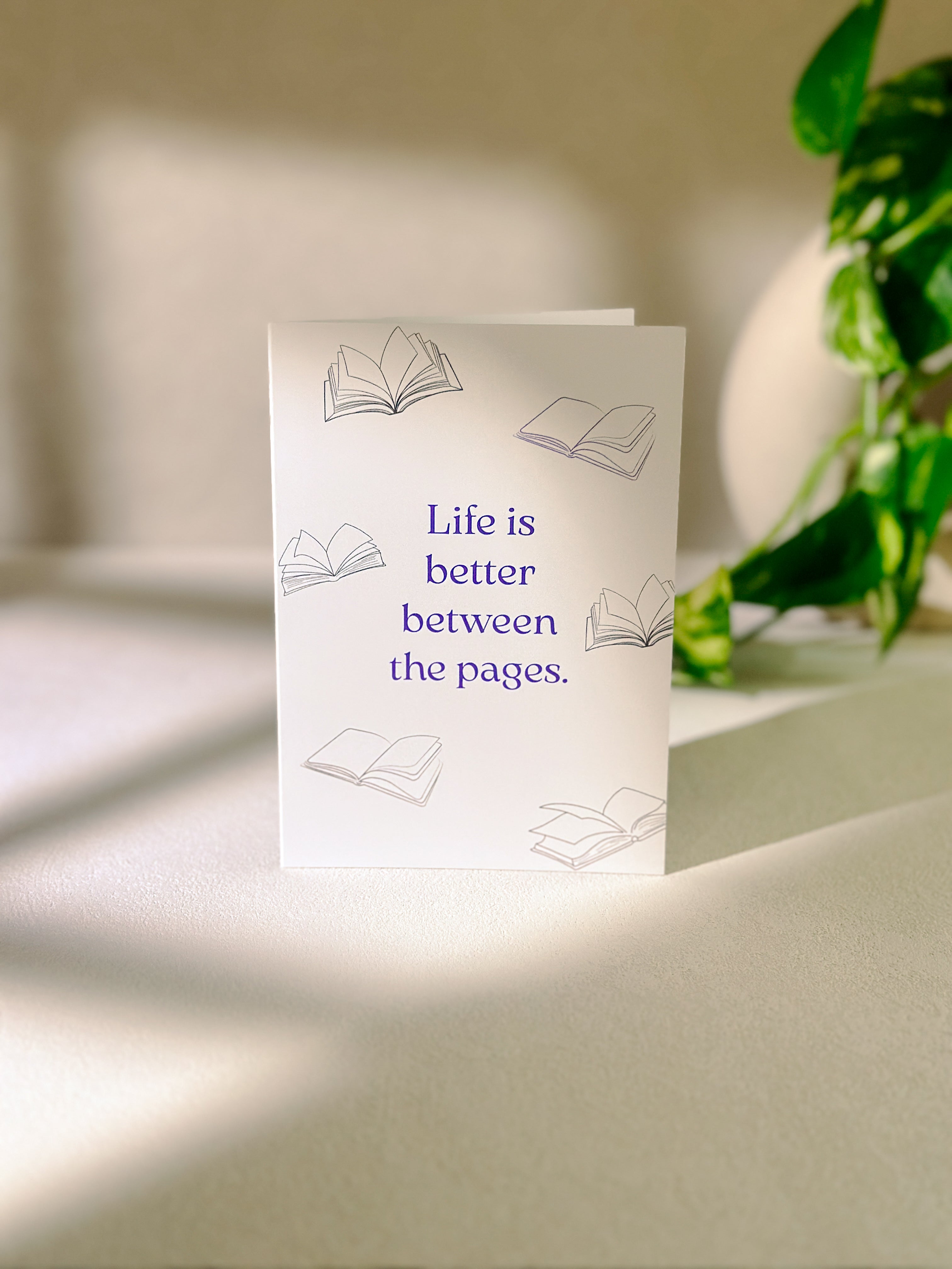 Life is better between the pages. - Grußkarte für Bookies
